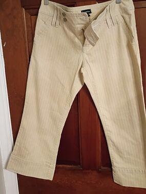 Bebe Beige Pinstripe Capris Size 6/8